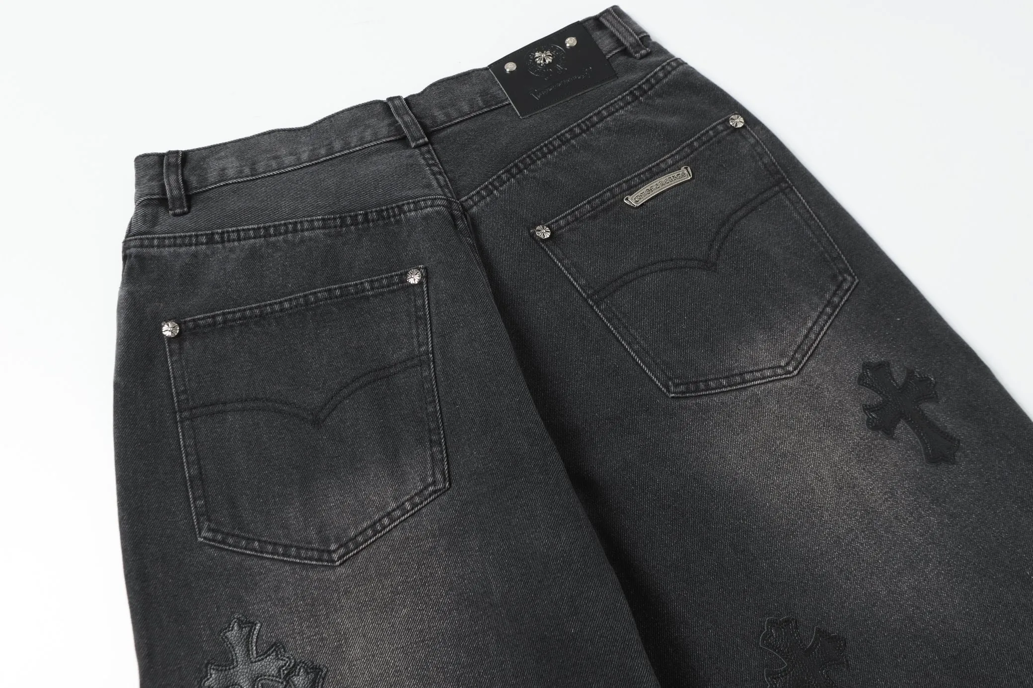 KE302 P270 The only correct leather label version on the market Chrome Hearts CH Heavy-duty washed distressed wide-leg jeans Top ceiling quality 100% correct version The correct version is here!  Believe me this must be the best quality you will ever come across! ! Excellent value for money! !  Styles with different washes and textures are very friendly to people with thin legs and thick legs. The straight version is very flattering to the shape of the legs. The moderate length is timeless and easy to match. It is the basis of various styles and a must-have in the wardrobe! ! Add a little stacking to make the atmosphere easy to control. The fabric is stiff but the upper body is soft without losing texture. The sides and cuffs of some styles have a bone-wash effect. It’s really hard not to love it!  ✅Correctly customize the Croxin metal leather label on the back panel. It is definitely not sold directly with the cross on the finished jeans. 1:1 copying strives for excellence and the details are perfectly grasped. ✅The cross leather label is clear and smooth. Exquisite turning top craftsmanship. ✅Buttons, zippers and hardware are all customized versions of the Croxin LOGO. ✅High-cost washing process. Size: 28 30 32 34 36